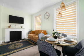 Modern flat 5 min to Holland Park!